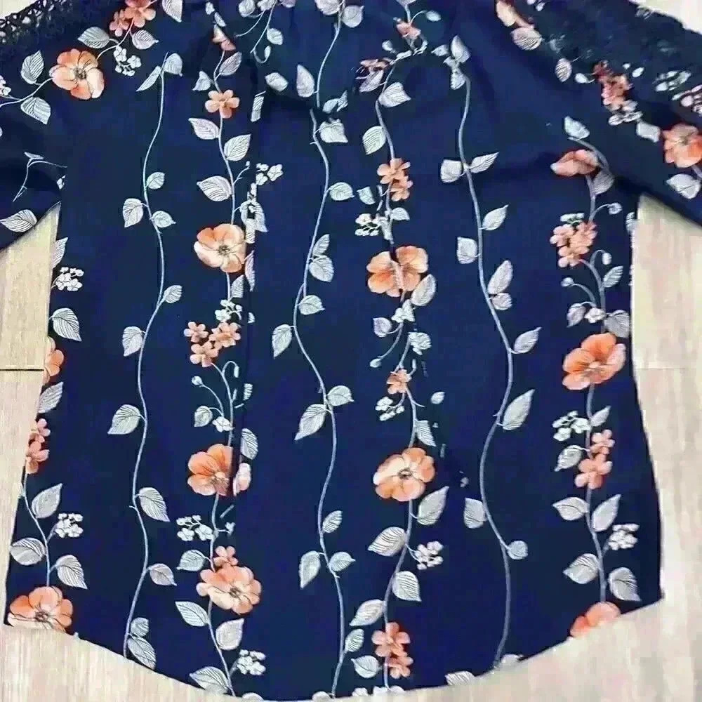 Beautiful floral top, size medium - Picture 5 of 7
